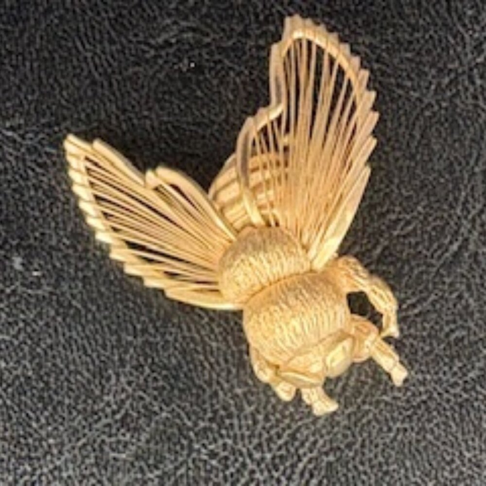 Monet gold tone Bumble Bee brooch-Pin wire wings